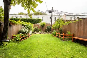 Beautiful urban 2BR with private deck and yard!!! - Image 4