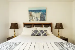 Beautiful urban 2BR with private deck and yard!!! - Image 2