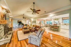 Huge Private Lakeside Retreat - (Hickory Lodge) - Image 2