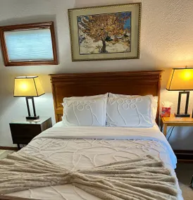 Myrtle Cottage Guest House in West Salem Queen bed - Image 2