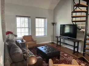 Large WWII era two-bedroom + loft with balcony - Image 4