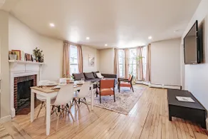 Sunny Downtown 2 Bed Apt, Parking with EV charger - Image 5