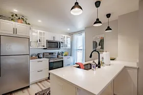 Sunny Downtown 2 Bed Apt, Parking with EV charger - Image 3