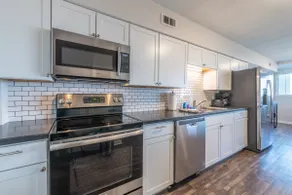 🌃Stylish & Comfy | 5⭐️Location, Views, Queen Beds🌌 - Image 3