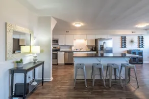 🌃Stylish & Comfy | 5⭐️Location, Views, Queen Beds🌌 - Image 1