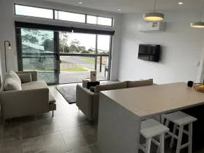1A Bridport Beach Central Location with Sea View - Image 2