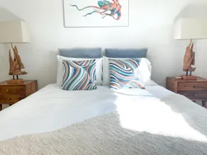 Modern Cozy Coastal Cottage Short Walk to Beach - Image 2