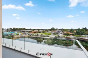 Lakeside Executive Retreat near Westfield Shops - Image 3