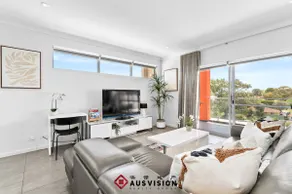 Lakeside Executive Retreat near Westfield Shops - Image 2
