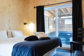 1-bedroom cottage with king bed & private hot tub – Esker Nature - Image 4