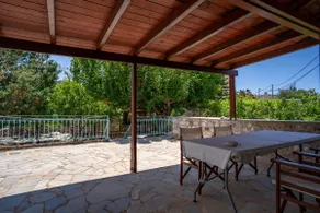 Tranquil stone garden house - Image 5