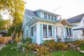 Charming Cottage on North Shore GREAT LOCATION - Image 2