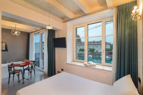 Suite with bathtub overlooking the canal in the historic center - Image 3