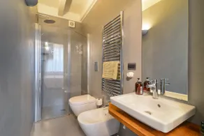 Suite with bathtub overlooking the canal in the historic center - Image 5