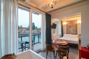 Suite with bathtub overlooking the canal in the historic center - Image 2