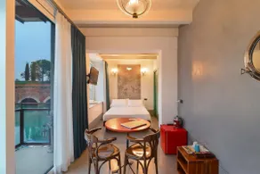 Suite with bathtub overlooking the canal in the historic center - Image 4