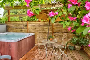 Hot Tub, Secluded Getaway In the City. - Image 3