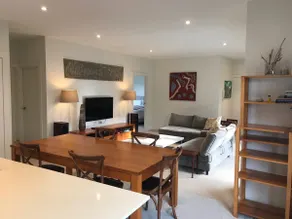 Spacious modern townhouse in great location - Image 2