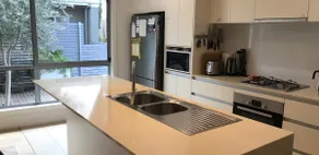Spacious modern townhouse in great location - Image 5