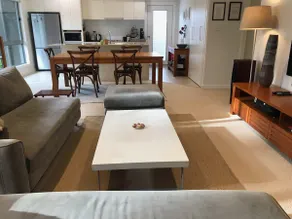Spacious modern townhouse in great location - Image 4