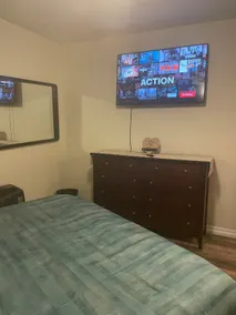 Cozy 2-BR, 1.5 BTH with free parking on premises - Image 5