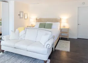 Fabulous Private Suite - Comfortable & Elegant - Image 2