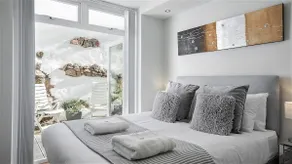 Architect Designed Luxury 2 BEDROOM\n5 STAR SUITE - Image 4