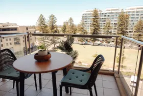 Lux beachfront. 4 guests.Free carpark - Image 2