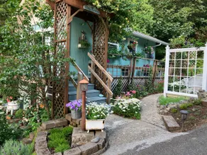 Boutique Bayfront Cottage w/ Stunning Water Views - Image 2