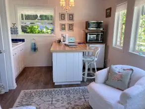 Boutique Bayfront Cottage w/ Stunning Water Views - Image 4