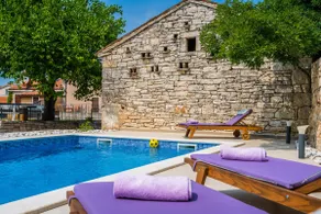 LUXURY VILLA ON SPACIOUS PRIVATE PROPERTY - Image 2