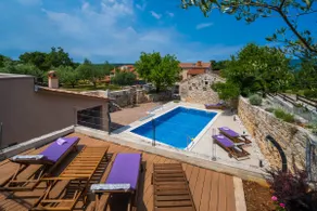 LUXURY VILLA ON SPACIOUS PRIVATE PROPERTY - Image 4