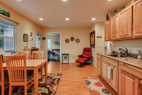 Maxwell House~walk, shop & play - Image 3