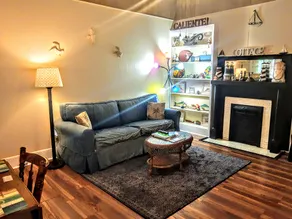 2 br 1ba Lejlighed i Colonial Style Home (Triplex) bygget i 1928 - Image 4