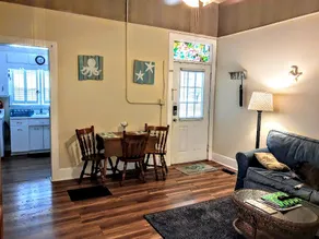 2 br 1ba Lejlighed i Colonial Style Home (Triplex) bygget i 1928 - Image 3