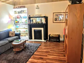 2 br 1ba Lejlighed i Colonial Style Home (Triplex) bygget i 1928 - Image 5