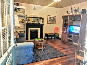2 br 1ba Lejlighed i Colonial Style Home (Triplex) bygget i 1928 - Image 2