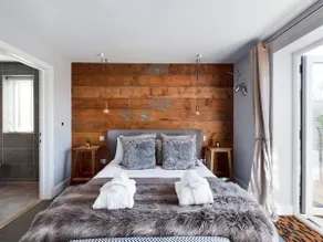 Prime 2-bed haven with water view, hot tub bliss - Image 2