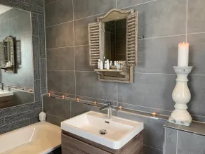 Prime 2-bed haven with water view, hot tub bliss - Image 4