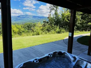 Stunning Mountain Views in Luxurious Log Home! - Image 4