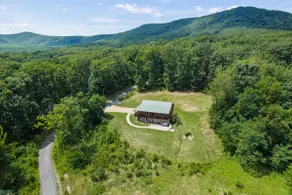 Stunning Mountain Views in Luxurious Log Home! - Image 4