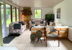 Charming 70s Cozy Cottage Near Forest & Beach - Image 3