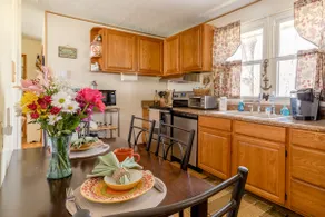 Cozy cottage with lake view, centrally located - Image 4
