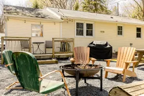 Cozy cottage with lake view, centrally located - Image 2