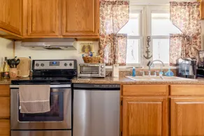 Cozy cottage with lake view, centrally located - Image 5