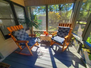 Palm Lake Cottage: 5-Star Country Comfort - Image 4