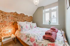 The Doll's House, traditional cosy cottage - Image 5
