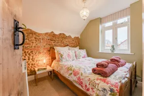 The Doll's House, traditional cosy cottage - Image 2
