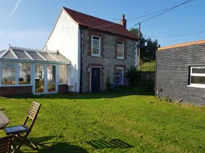 Traditional cottage right beside the beach - Image 2