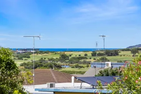 Seaside Style - Modern Coastal Retreat with Ocean Views - Image 2